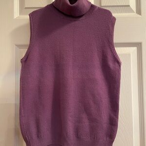 Zara medium size. Very nice material- it is not hot to wear it in summer.